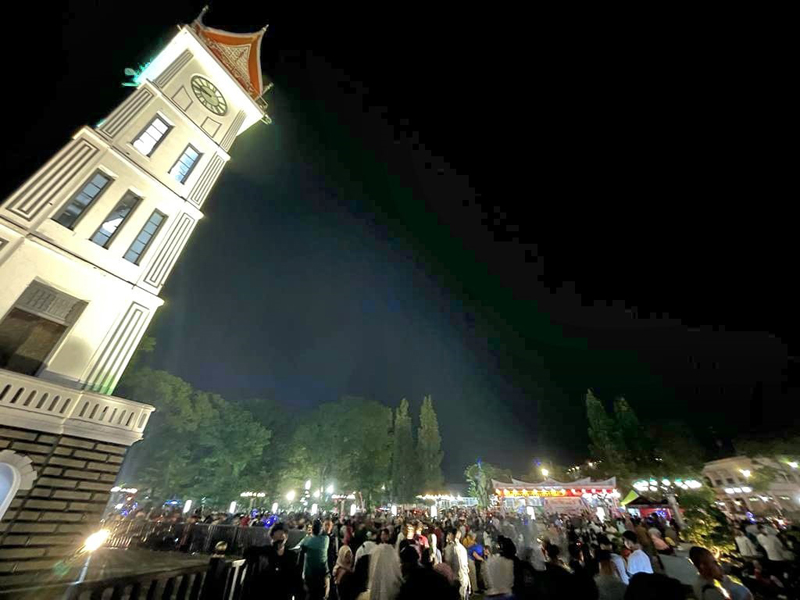 Suasana objek wisata Jam Gadang Bukittinggi yang dipadati pengunjung saat libur Idulfitri, Rabu (4/5/2022) malam.